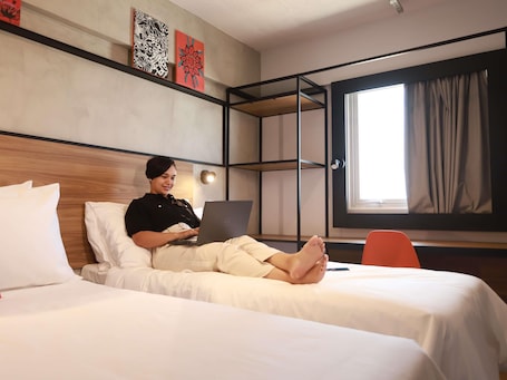 Quarto standard, 2 camas de solteiro | Frigobar, escrivaninha, espaƧo de trabalho para notebook