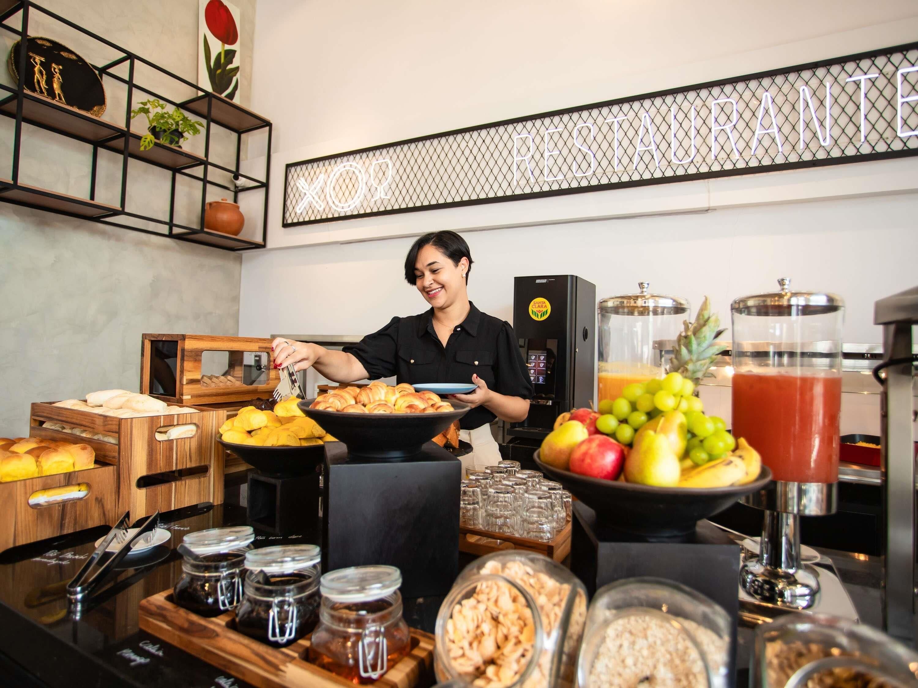 Petit déjeuner continental (35 BRL par personne)