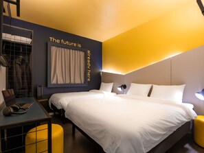 A modern hotel room with a large bed, a desk with a laptop, a chair, and a wardrobe. - Ibis Styles Barretos (Barretos)