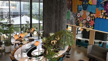 4 bars/lounges, swim-up bar