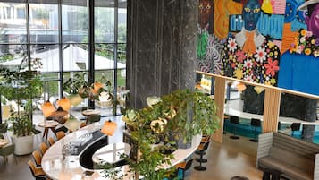 4 bars/lounges, swim-up bar