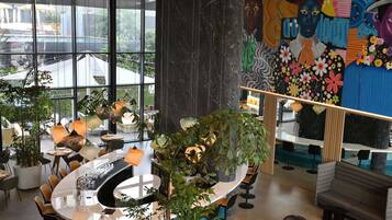 4 bars/lounges, swim-up bar