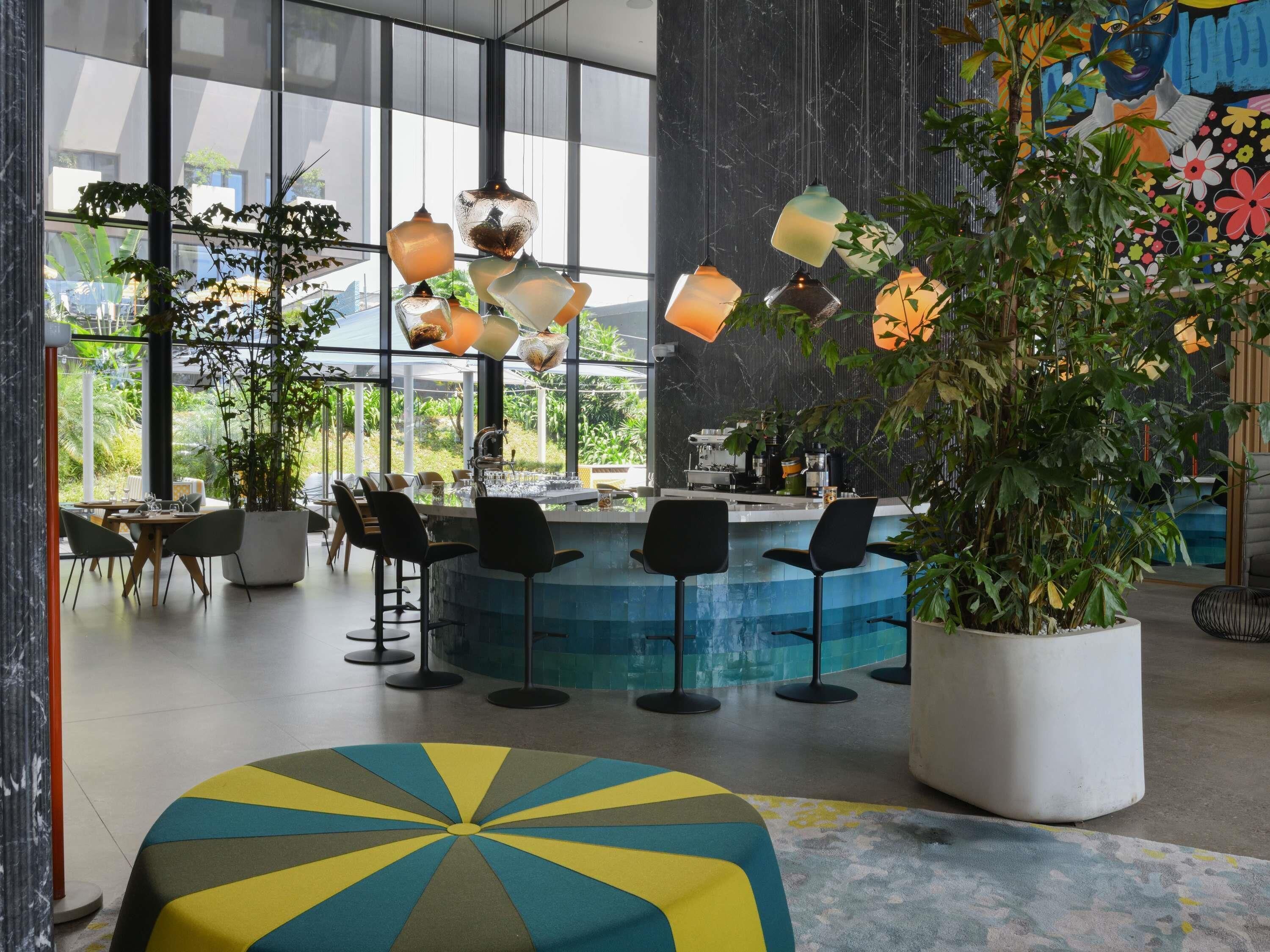 4 bars/lounges, swim-up bar