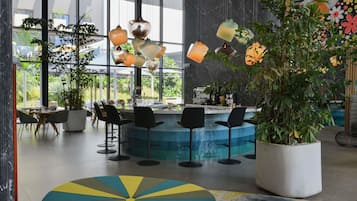 4 bars, bar en milieu de piscine