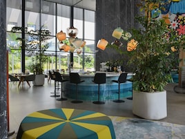 4 bars/lounges, swim-up bar