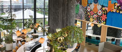 4 间酒吧/酒廊、泳池酒吧
