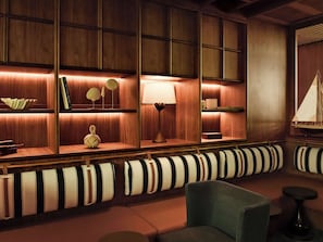 4 bars/lounges, swim-up bar