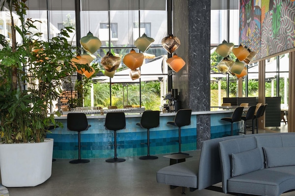 4 bares y bar en la piscina