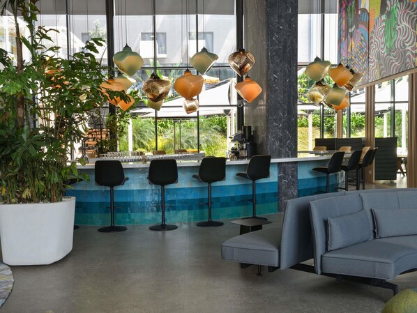 4 Bars/Lounges, Bar im Pool