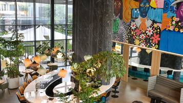 4 bares, bar en la piscina