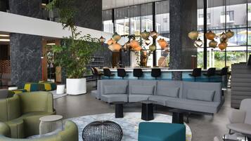 4 bares/lounges, bar molhado