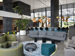 4 bars/lounges, swim-up bar