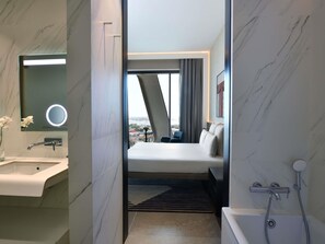 Business Suite, 1 King Bed (Access to the executive lounge) | Egyptian cotton sheets, premium bedding, minibar, soundproofing - Novotel Abidjan Marcory (Abidjan)