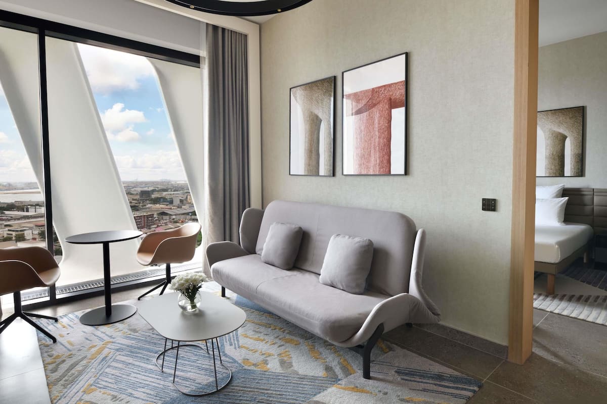 ห้องบิสซิเนสสวีท, เตียงคิงไซส์ 1 เตียง (Access to the executive lounge) | ผ้าปูที่นอนฝ้ายอียิปต์, เครื่องนอนระดับพรีเมียม, มินิบาร์, ห้องเก็บเสียง