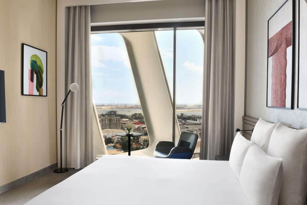 Phòng Suite Business, 1 giường cỡ king (Access to the executive lounge) | Bộ trải giường bằng vải cotton Ai Cập, bộ đồ giường cao cấp, minibar
