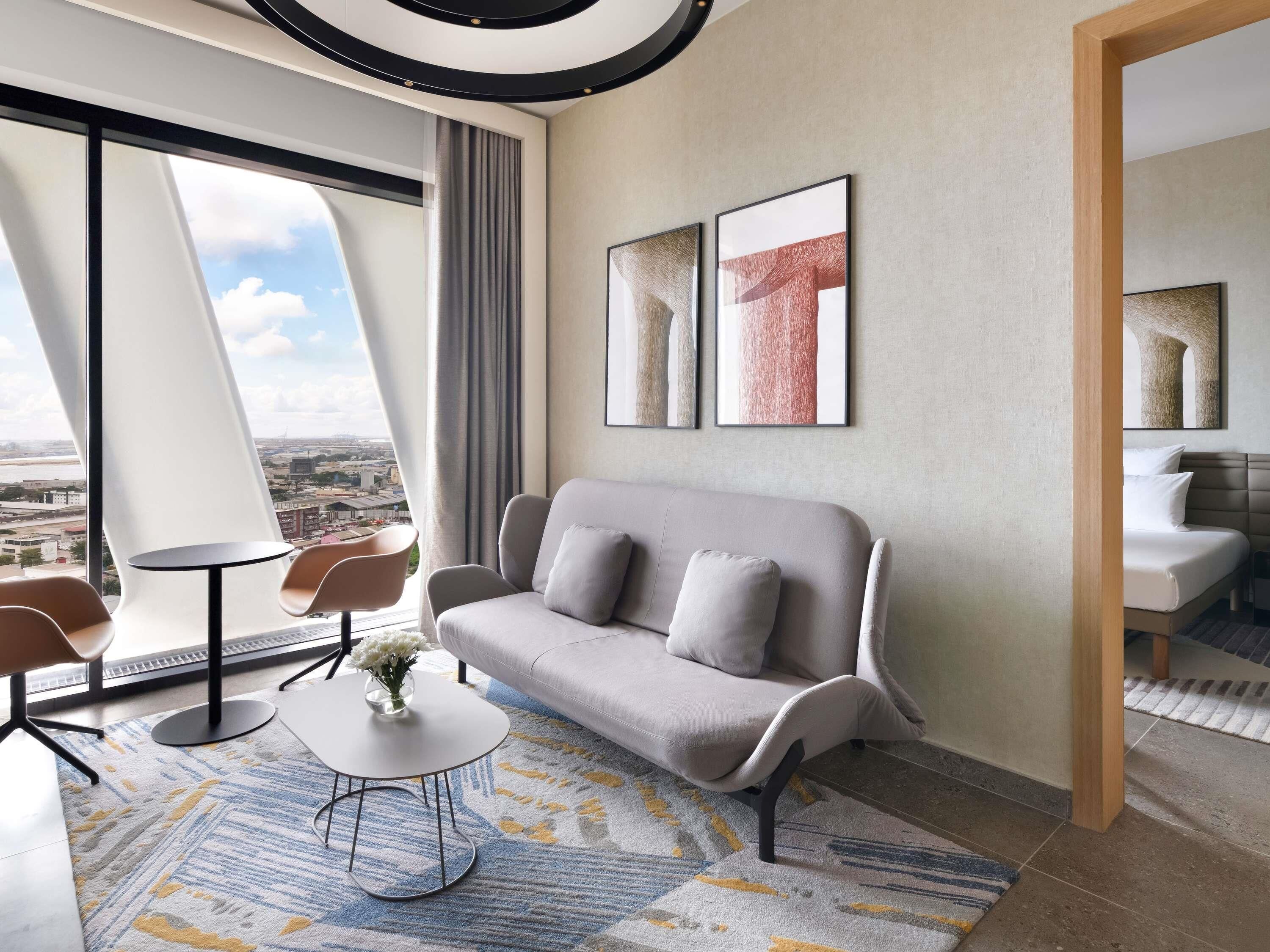 Suite Bisnis, 1 Tempat Tidur King (Access to the executive lounge) | Seprai katun Mesir, seprai premium, minibar, dan kedap suara