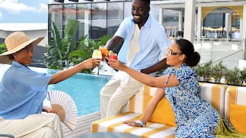 4 bars, bar en milieu de piscine