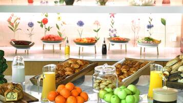 Un bufé de desayuno con diversas opciones de comida y bebidas.