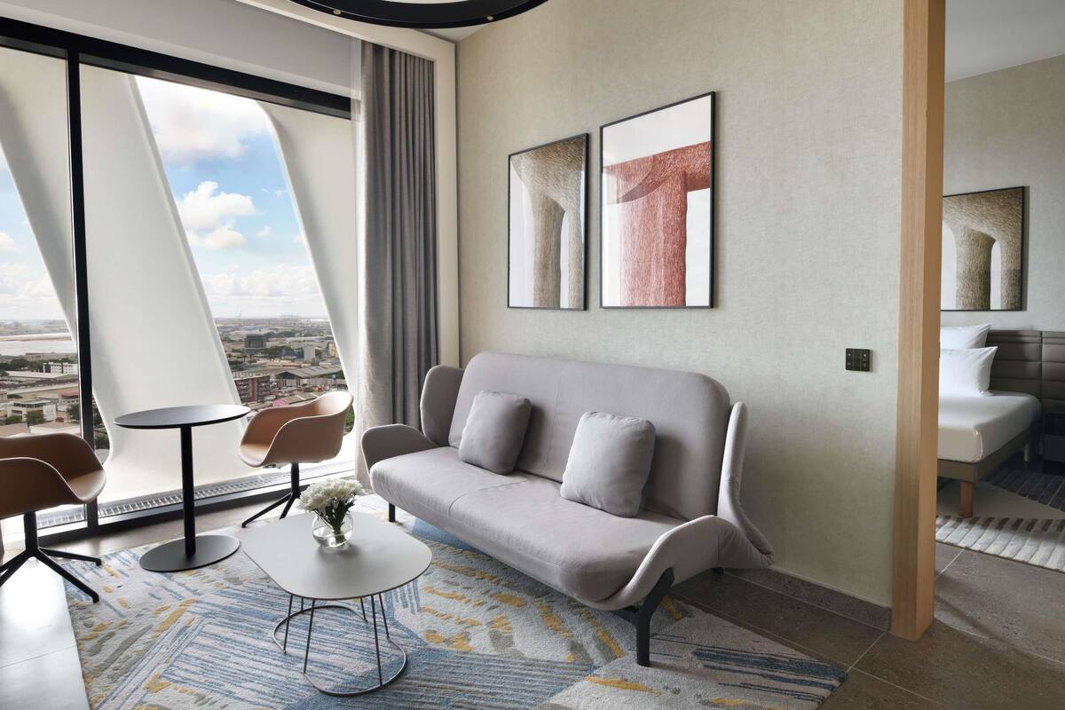 Phòng Suite Business, 1 giường cỡ king (Access to the executive lounge) | Bộ trải giường bằng vải cotton Ai Cập, bộ đồ giường cao cấp, minibar
