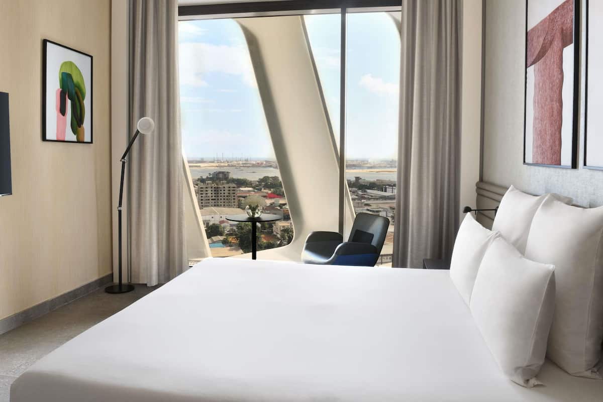 Suite Affaires, 1 trÚs grand lit (Access to the executive lounge) | Draps en coton égyptien, literie de qualité, minibar