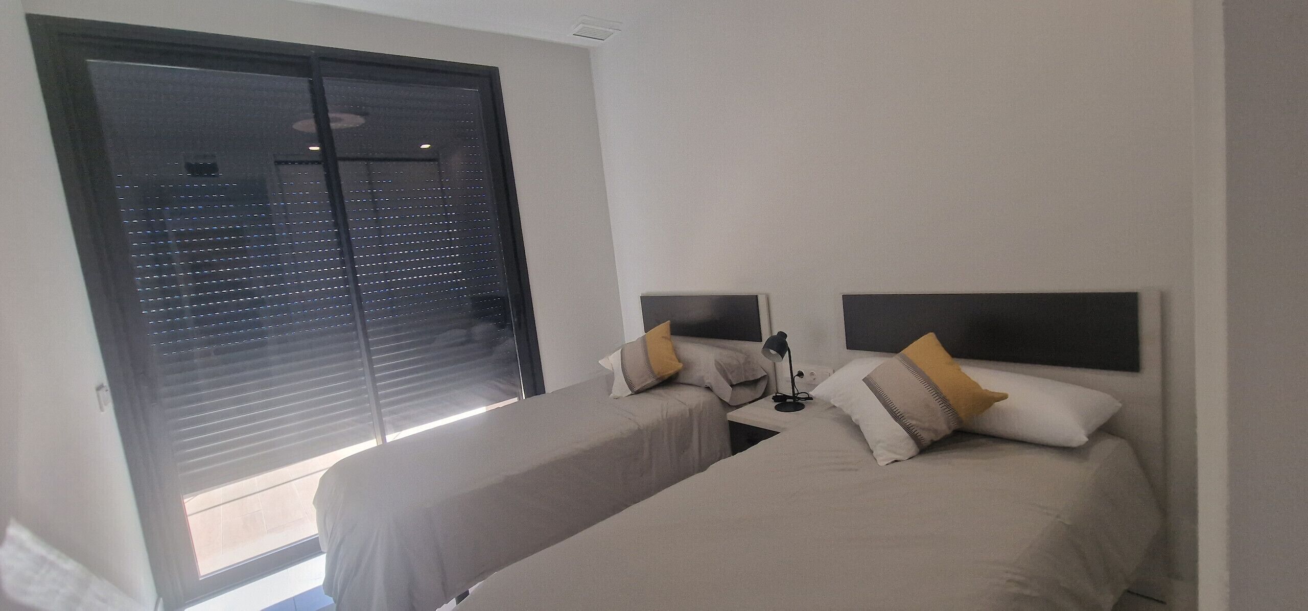 1 slaapkamer, een strijkplank/strijkijzer, beddengoed