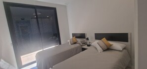 1 dormitori, planxa i posts de planxar i roba de llit 