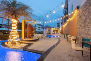 Outdoor pool - Golden Jomtien Beach Hotel (Pattaya)