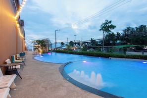 Una piscina al aire libre