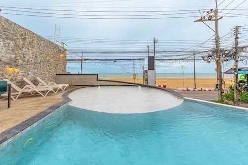 Golden Jomtien Beach Hotel