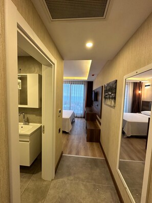 Superior Room, Sea View | Blackout curtains, soundproofing, free WiFi - Erom Otel (Trabzon)