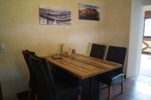 Dining - Family-friendly "Weingarten" vacation apartment with large terrace on the Moselle (Piesport)
