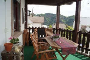 Outdoor dining - Family-friendly "Weingarten" vacation apartment with large terrace on the Moselle (Piesport)