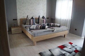 3 bedrooms, free WiFi, bed sheets - Family-friendly "Weingarten" vacation apartment with large terrace on the Moselle (Piesport)