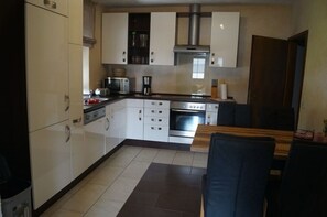 Fridge, oven, stovetop, dishwasher - Family-friendly "Weingarten" vacation apartment with large terrace on the Moselle (Piesport)