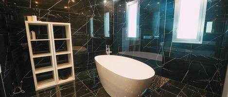 シャワー、ヘアドライヤー、タオル、石鹸