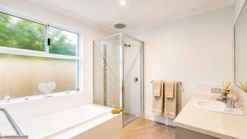 House, Multiple Beds, Non Smoking, Partial Ocean View | Bathroom | Hair dryer, towels, soap, shampoo
