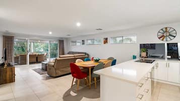 House, Multiple Beds, Non Smoking, Partial Ocean View | Dining room