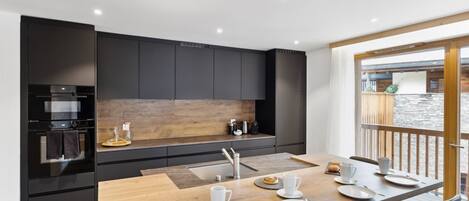 Frigorífico, microondas, horno y placa de cocina