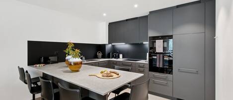 Kjøleskap, mikrobølgeovn, ovn og kokeplater