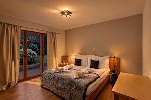 Chambre chaleureuse, neige légère au dehors
