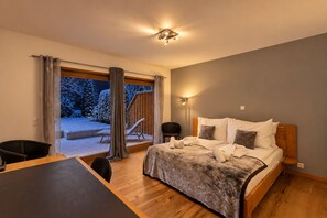 Chambre chaleureuse, neige nocturne