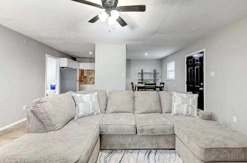 Charming 2BR in Central Lawton - Near Fort Sill!