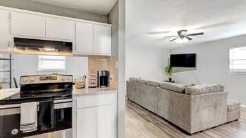 Frigorífico, microondas, horno y placa de cocina