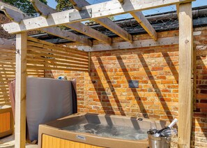 Outdoor spa tub - 1 bedroom accommodation in Boston (Boston)