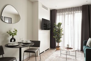 Apartment, 1 Bedroom | In-room dining - Commercial Road Serviced Apartments - London City East (London)