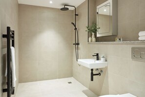 Bathroom - Commercial Road Serviced Apartments - London City East (London)