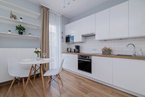 Studio, balkong | Eget tekjøkken | Mikrobølgeovn, ovn, kaffetrakter/tekoker og vannkoker