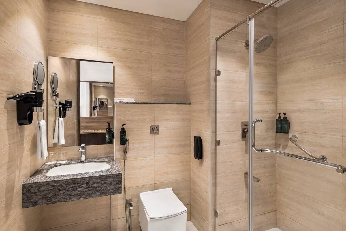 Baño | Artículos de higiene personal gratuitos, secador de pelo y zapatillas