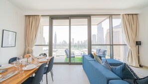 Deluxe Apartment | In-room dining - Superior 3BR plus Maid with Burj Khalifa View (Dubai)