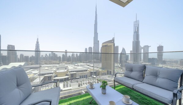 Deluxe Apartment | Balcony - Superior 3BR plus Maid with Burj Khalifa View (Dubai)